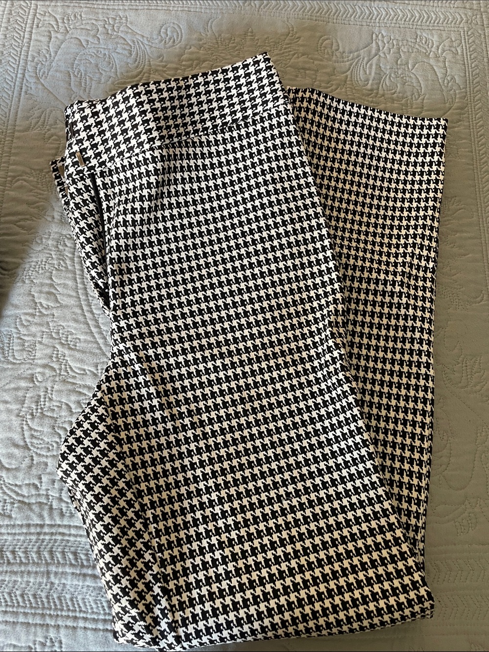 Liz Claiborne Black and White Houndstooth Cropped Pants